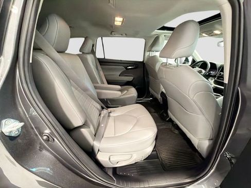 Used 2023 Toyota Highlander XLE AWD/4WD image 24