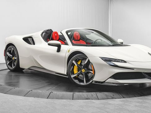 Used 2022 Ferrari SF90 Spider image 1