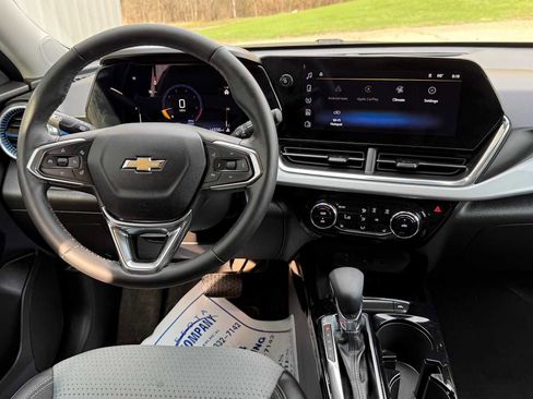 Used 2025 Chevrolet Trax LT w/ LT Convenience Package FWD image 10