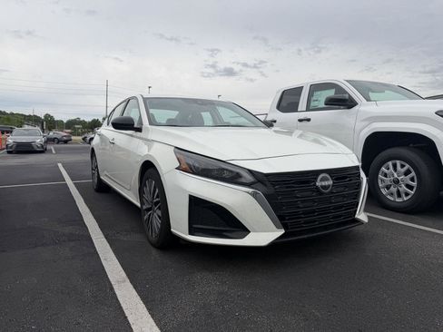 Used 2025 Nissan Altima 2.5 SV FWD image 16