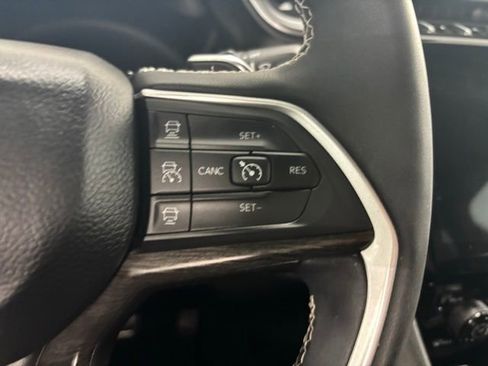 Used 2025 Jeep Grand Cherokee Limited w/ Black Appearance Package image 25