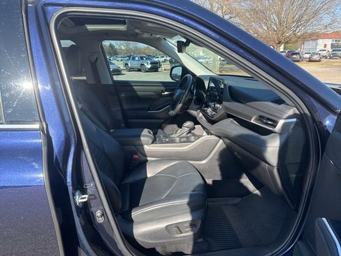 Used 2022 Toyota Highlander XLE image 19