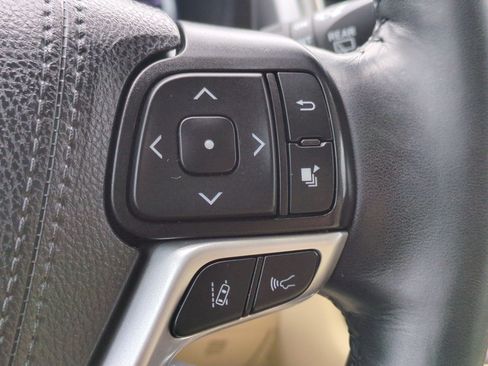 Used 2019 Toyota Highlander Limited Platinum FWD image 19