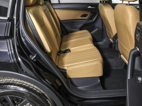 Used 2024 Volkswagen Tiguan SE image 38