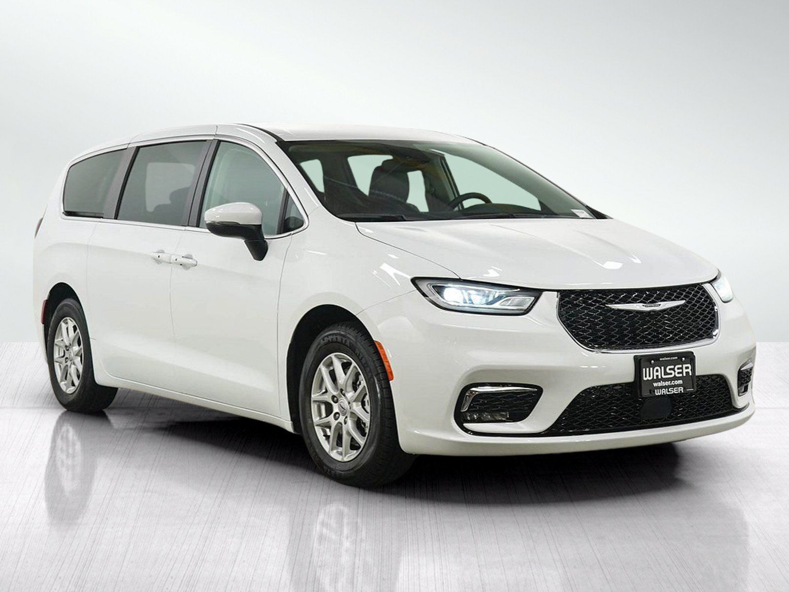 Used 2023 Chrysler Pacifica Touring-L FWD image 7