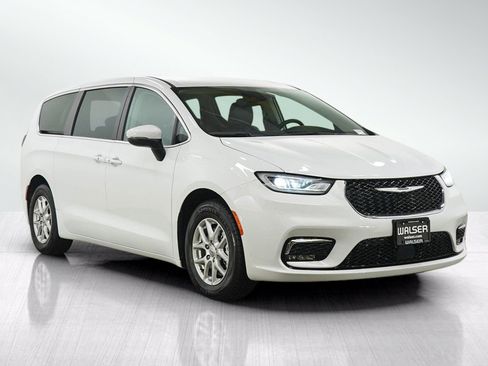 Used 2023 Chrysler Pacifica Touring-L FWD image 7