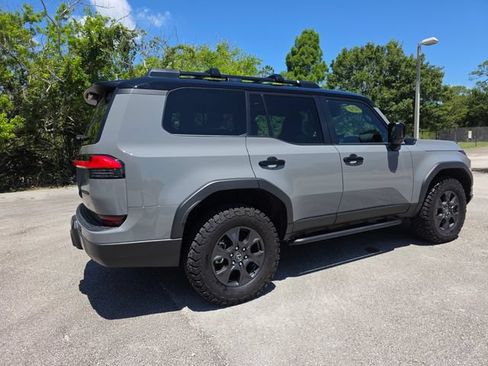 Used 2024 Lexus GX 550 AWD/4WD image 3