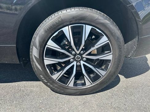 Certified 2023 Volvo XC60 B5 Plus AWD/4WD image 9