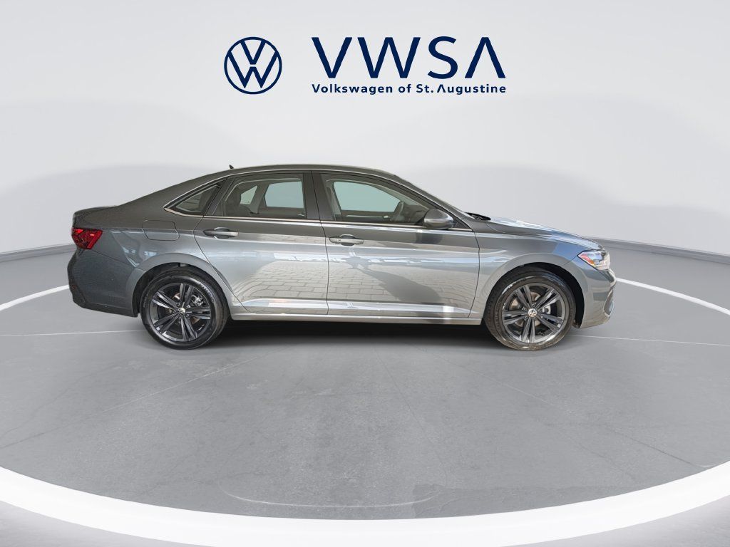 Certified 2024 Volkswagen Jetta SE FWD image 9