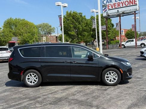 Used 2020 Chrysler Pacifica Touring FWD image 5
