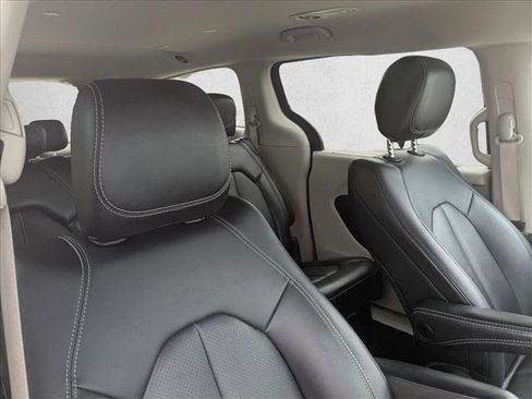 Used 2024 Chrysler Pacifica Touring-L FWD image 19