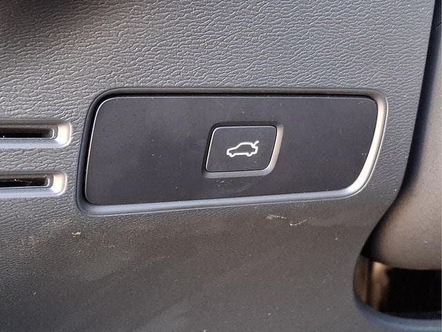 Certified 2025 Volvo XC40 B5 Core AWD/4WD image 23