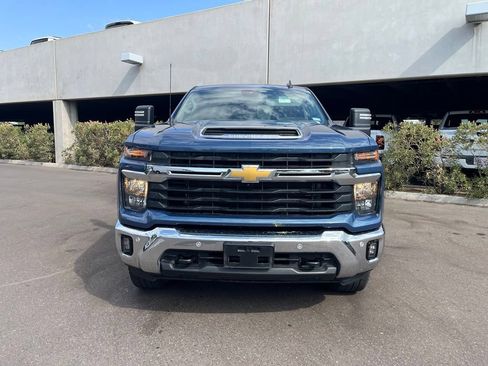 Used 2025 Chevrolet Silverado 2500 LT w/ Texas Edition AWD/4WD image 3