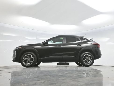 Used 2025 Chevrolet Trax LT FWD image 7