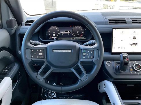 Used 2025 Land Rover Defender 110 S image 5