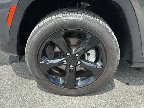 Certified 2023 Jeep Grand Cherokee Limited w/ Black Appearance Package AWD/4WD image 11
