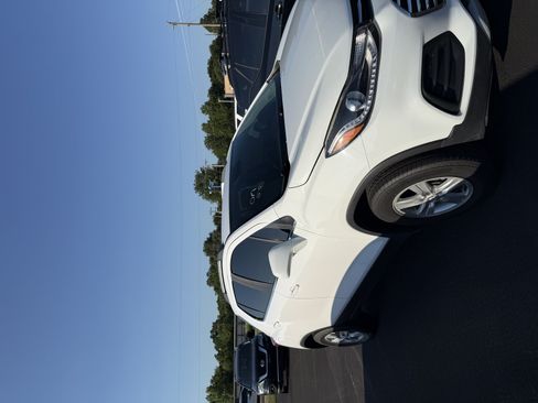 Used 2019 Chevrolet Trax LT AWD/4WD image 2