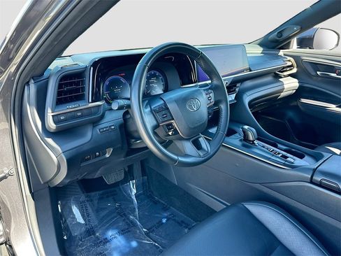 Used 2023 Toyota Crown Limited image 9