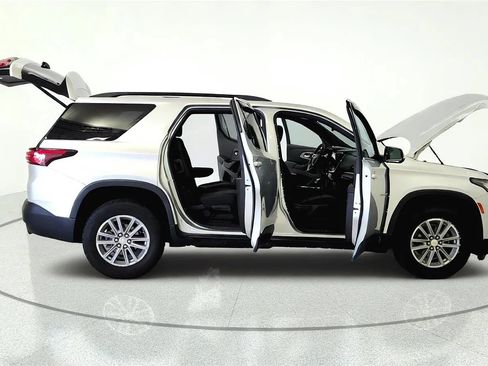 Used 2022 Chevrolet Traverse LT FWD image 13