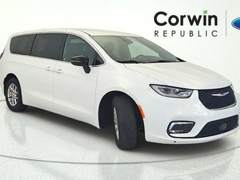 Used 2026 Chrysler Pacifica Select FWD image 8