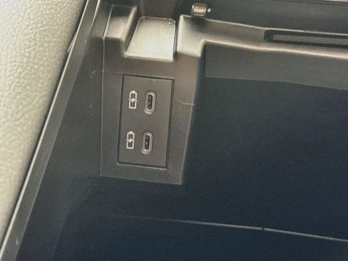 Certified 2025 Toyota Sienna Limited FWD image 38