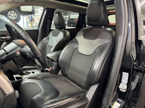 Used 2018 Jeep Cherokee Latitude Plus w/ Comfort/Convenience Group FWD image 19