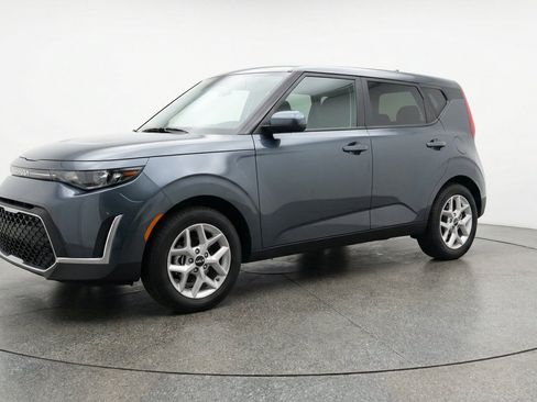 Used 2025 Kia Soul LX w/ LX Technology Package FWD image 3