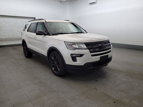 Used 2018 Ford Explorer XLT w/ Equipment Group 202A AWD/4WD image 13