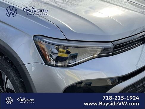 New 2026 Volkswagen Taos SE image 8