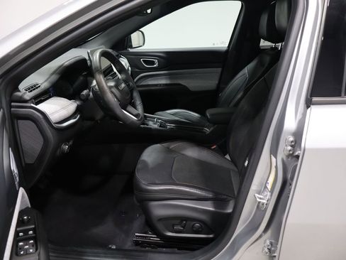 Used 2023 Jeep Compass Latitude image 11