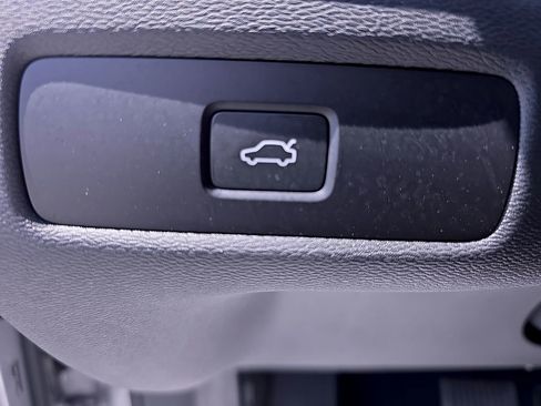 Certified 2025 Volvo XC60 B5 Core AWD/4WD image 35