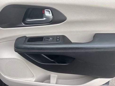 Used 2023 Chrysler Pacifica Touring-L FWD image 40