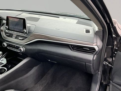 Used 2024 Nissan Altima 2.5 SV image 18