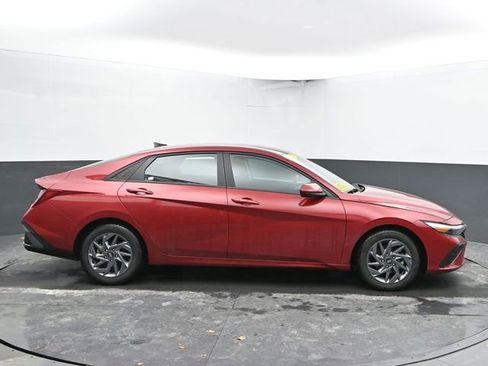Used 2024 Hyundai Elantra SEL image 12