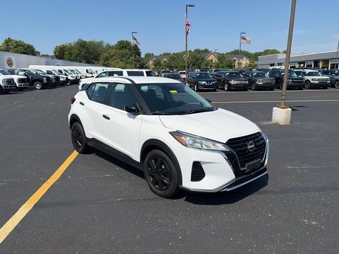 Used 2024 Nissan Kicks S FWD image 3