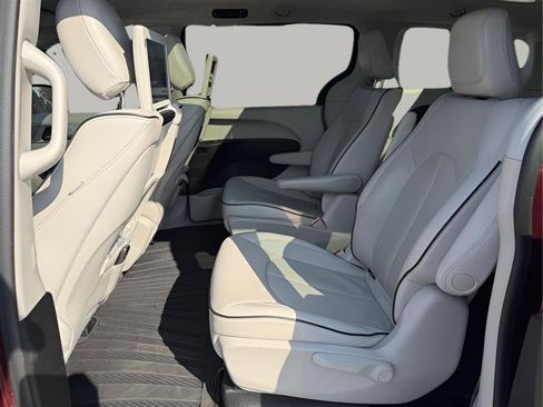Used 2018 Chrysler Pacifica Limited w/ Advanced Safetytec Group FWD image 25