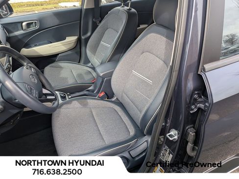 Used 2023 Hyundai Venue Limited image 11