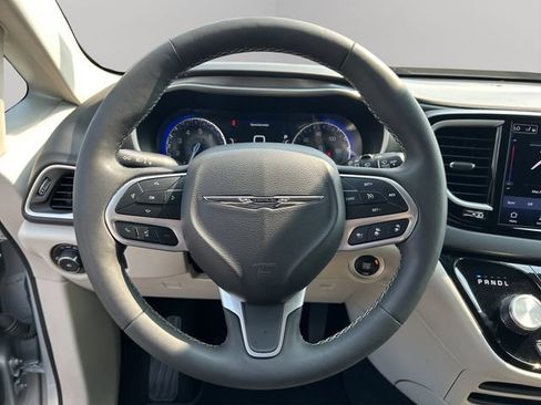 Used 2024 Chrysler Pacifica Touring-L FWD image 15