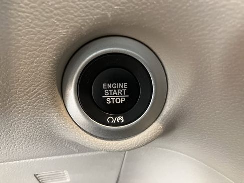 Used 2024 Chrysler Pacifica Touring-L image 20