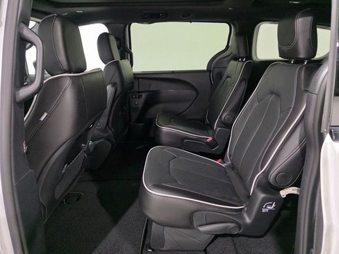 New 2026 Chrysler Pacifica Limited w/ S Appearance Package image 21