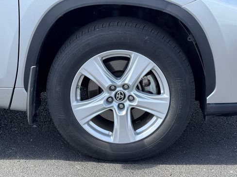 Used 2023 Toyota Highlander LE image 19