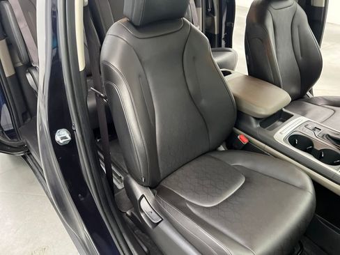 Used 2025 Kia Carnival image 26