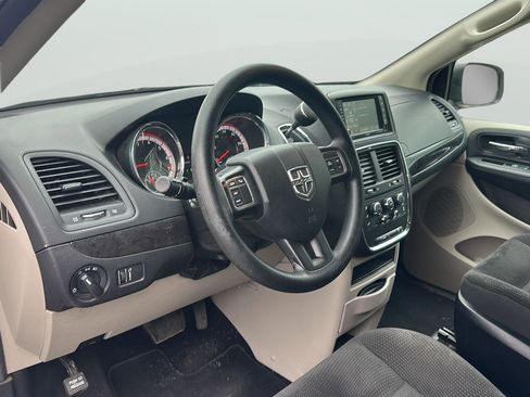 Used 2018 Dodge Grand Caravan SE w/ UConnect Hands-Free Group image 15