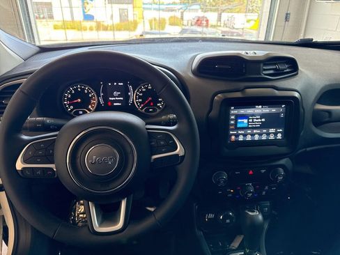 Used 2019 Jeep Renegade Latitude AWD/4WD image 14