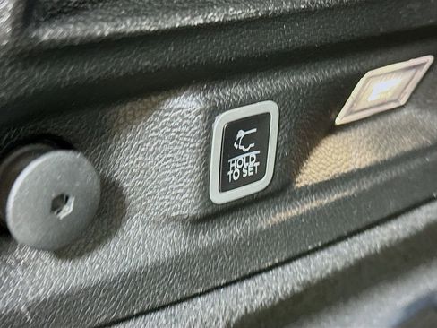 Used 2023 Jeep Grand Cherokee L Overland w/ Luxury Tech Group IV AWD/4WD image 31