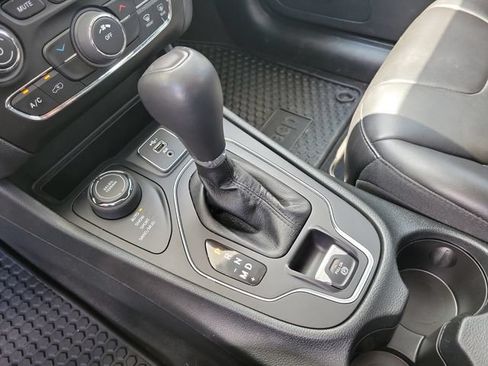 Certified 2022 Jeep Cherokee Latitude AWD/4WD image 31