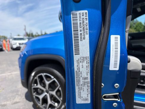 Used 2025 Jeep Compass Limited AWD/4WD image 25