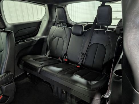 Used 2025 Chrysler Pacifica Select image 9