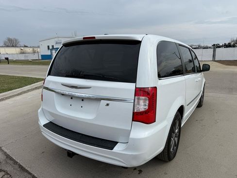 Used 2014 Chrysler Town & Country S image 5