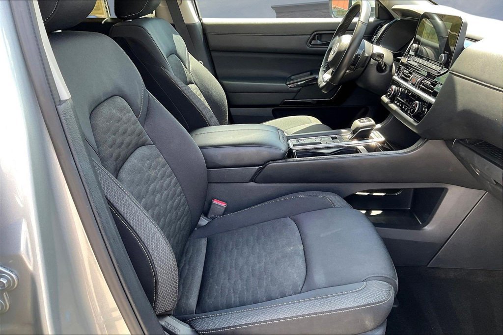 Used 2025 Nissan Pathfinder SV FWD image 29